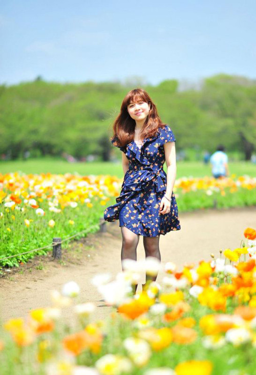 Thiếu nữ Việt rạng ngời trên cánh đồng hoa Nhật Bản